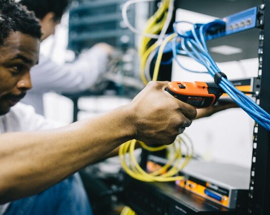 Systemy osłonowe i elektroinstalacyjne