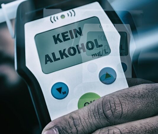 Po jakim czasie pokazuje alkomat?