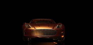 Kto jest właścicielem firmy Aston Martin?