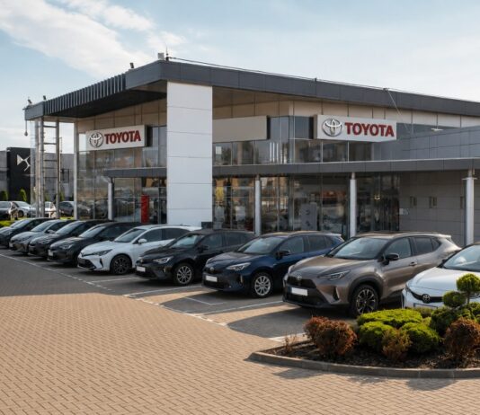 Dealer Toyoty w Warszawie – co oferuje poza sprzedażą aut? Dealer Toyoty w Warszawie
